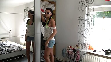 Cô bé thủ dâm trên sàn nhà phim hen tai khong che