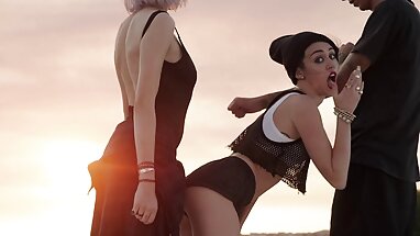 Cái gì-Sự giữ được cô ấy tay trong sex gái xinh k che bồn rửa và F