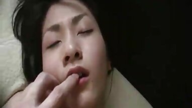 Ellen B cởi quần áo trên trắng sẽ k che